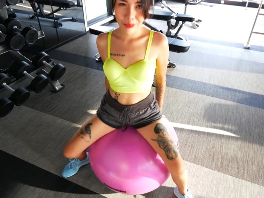 Amatör Tay milf at the spor salonu var bir büyük horoz egzersiz için tutmak ona formda ve formda