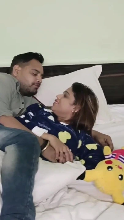 "Üvey erkek kardeş üvey kız kardeşini odada sikiyor" dan mutlaka görülmeli an