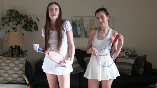 İki seksi kızla striptiz badminton yatakta lezbiyen oluyor