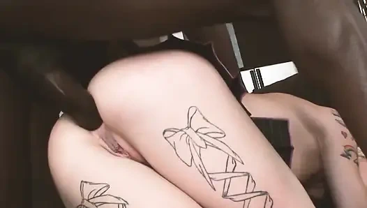 Sert sikişiyor sahne 3_busty dövmeli sarışın ıslak götüne siyah bir yarak alıyor