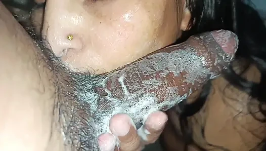 Hintli ateşli kadın gerçek oral seks yapıyor ve ağzına boşalıyor. Tarafından salu yenge