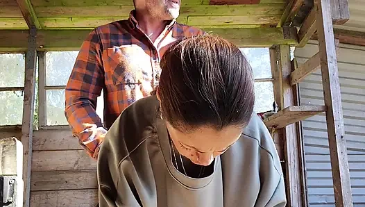 Ateşli orta yaşlı seksi kadın dışarıda götten sert sikiliyor ve gerçek anal yüzünü gösteriyor