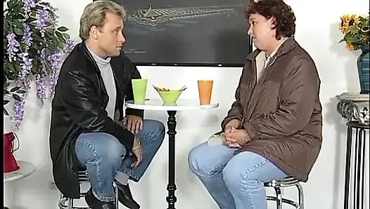 Orta yaşlı seksi kadın yarak emiyor ve sonra ağzına boşaltıyor