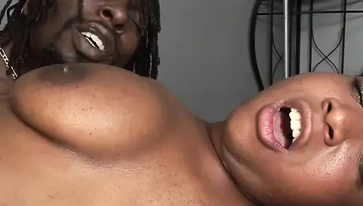 Yarak arzulayan bebek dölünü yutuyor