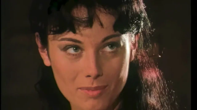 Anita Dark ve Beyaz Venüs birbirini yalayarak orgazm oluyor