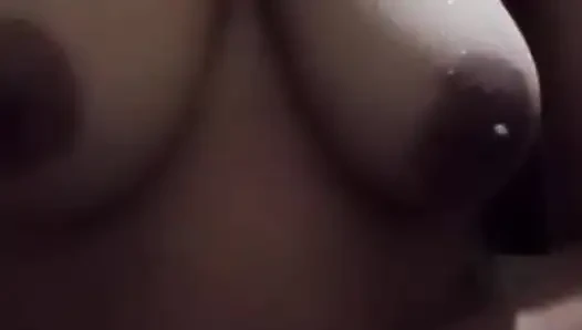 "Tatlım, duş alacağım, gel ve meme uçlarımı em."