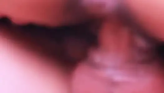 Derine biniyor ve son dökülmeye kadar yarağının üzerinde zıplıyor.