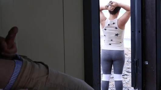 Bir yabancı bir teşhirci gördü ve külotunda boşalmasına yardım etti - xsanyany