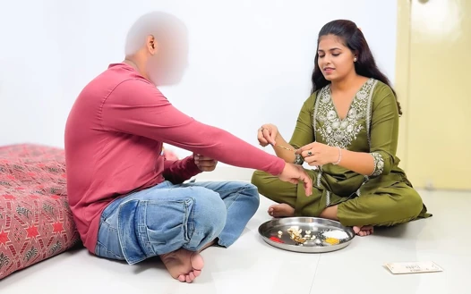 Komal, üvey erkek kardeşinin yaşlı kadını uyandığında üvey erkek kardeşini Raksha Bandhan'da eve çağırdı.