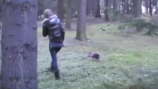 Güzel Avrupalı genç kız evde sikişmeden önce açık havada yarak emiyor