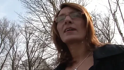 Azgın olgun esmer parmaklıyor ve damlayan amcığını oynuyor