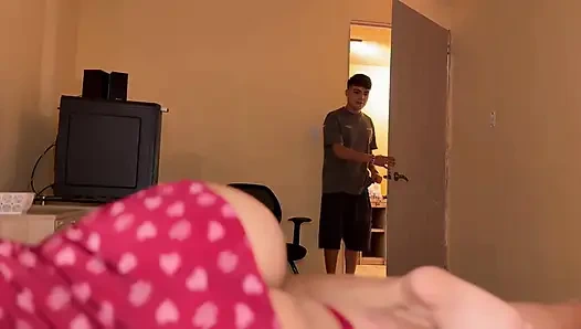 Seksi iç çamaşırlı odamda bir yabancı... Sonunda seks yaptık ve ben onun içine girdim