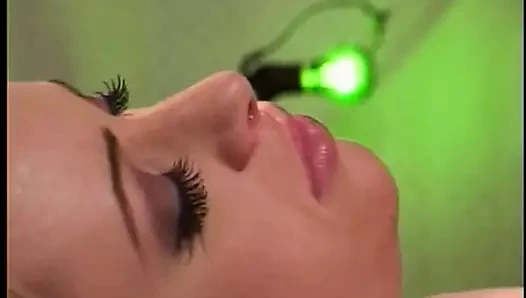 Güzel aç sarışın piliç götten yarak emiyor ve biniyor