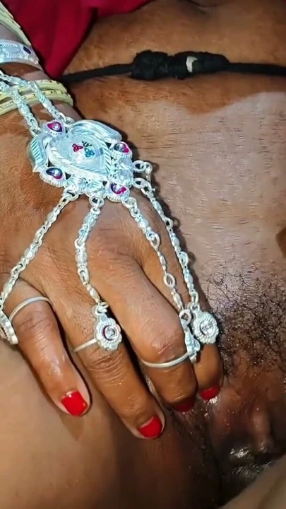Bangali ev sahibesi hizmetçisiyle sikişti. Hint köyü viral seks videoları. Yeni evli bhabhi'yi devar sikti | Klip 1