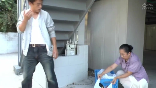 Yaşlı kadın meşgul bir alışveriş sokağında hedef alınıyor - bölüm 1