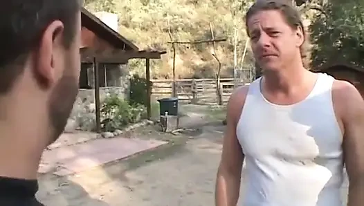 Değersiz orta yaşlı seksi kadın üç adam tarafından sikiliyor ve dölleniyor