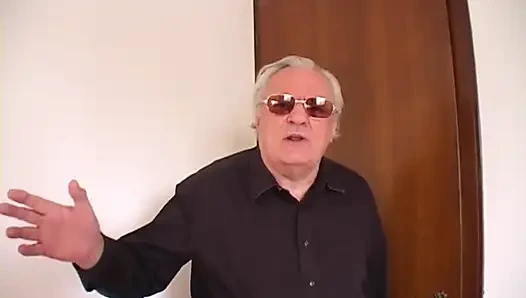 Büyük memeli orta yaşlı seksi kadın iş başında... grup seks partisi