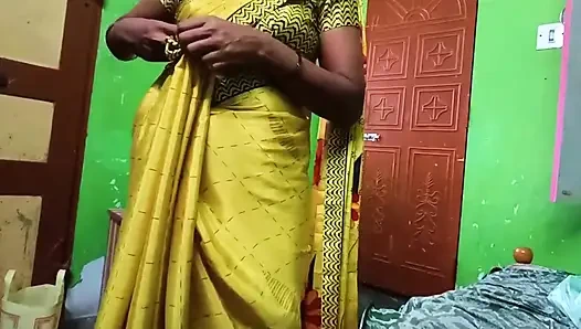 Ammu toont grote borsten en verandert de saree