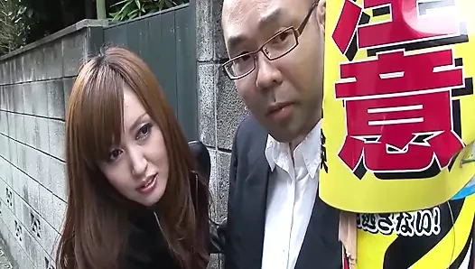 Japon hatun şişeye sperm almak için banyoda büyük yaraklı bir adama sakso çekiyor