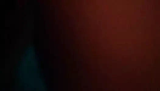 Sexiuke valosi dantis su chalatu be kelnaiciu