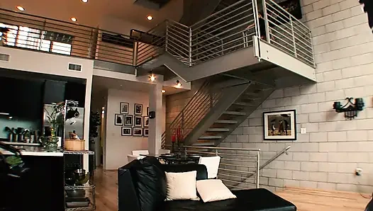 Dövmeli sarışın Faye Runaway göt deliğine siyah bir yarağa biniyor