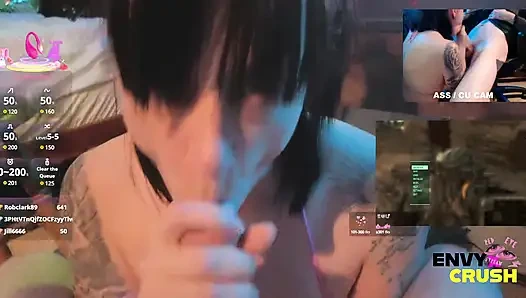 La Ragazza Giocatrice in Calze a Rete Si Inginocchia