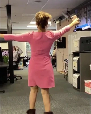 Sadece görünür meme uçlarıyla dansını izleyin