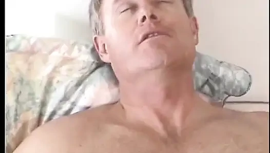 İki beyaz adam uzun bacaklı bir çikolata piliçle paylaşıyor
