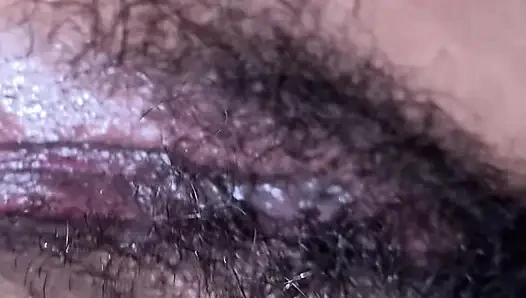 Yatakta gece parmaklıyor ve ilk kez anal sikişiyor