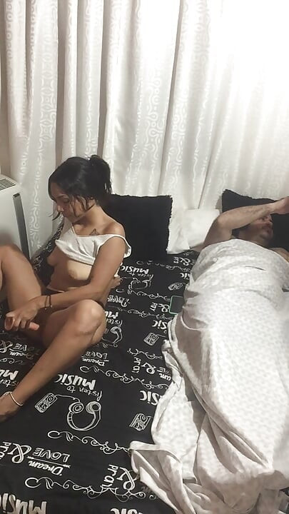Seksi esmer kız odasında üvey babasının yanında mastürbasyon yapıyor.