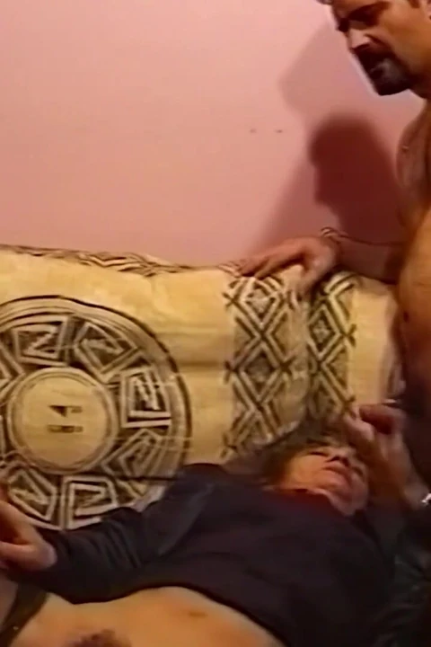 Kıllı kızlar canavar bir yarakla götünü siktiriyor