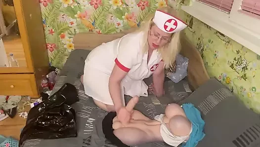 Hemşire boşalana kadar travesti yarağa elle muamele