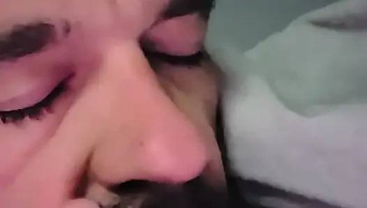 Film izlerken ayak parmaklarını emiyor
