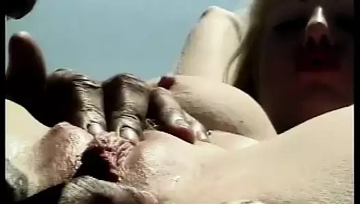 Büyük memeli şehvetli sarışın dışarıda mutant bir yarağa biniyor