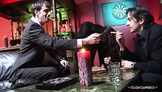 Sapık esmer sürtük sıkı deliklerini üç yarakla dolduruyor