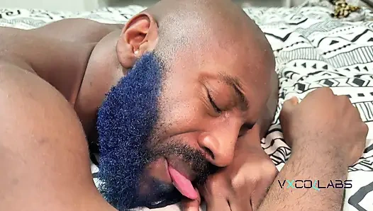 Ben bir sikim ve o kalın siyah götü dolduruyorum!