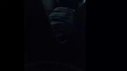 Yatakta topların üzerine basan ayak