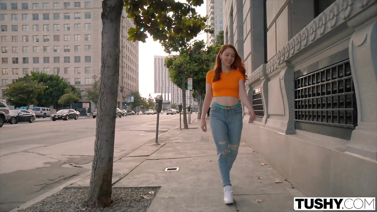 Tushy Thicc üniversite öğrencisi öğretmeni tarafından genişletilene kadar durmayacak