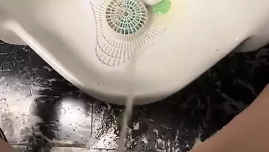 Erkeklerin umumi tuvaletine işemek