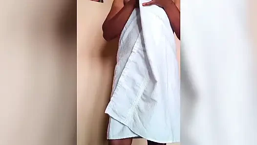 Ammu beyaz havluyu çıkar ve büyük göğüslerini ve amcığını gösteriyor