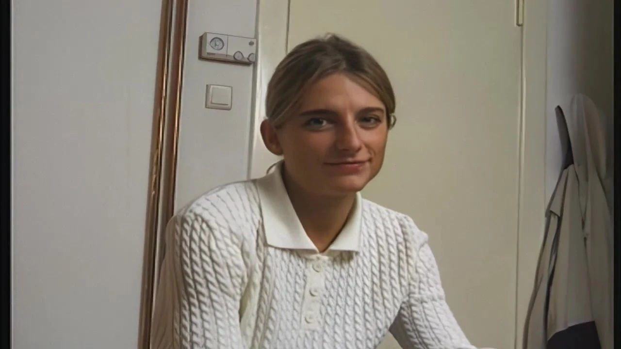 जर्मन किशोरी मेज पर हस्तमैथुन कर रही है