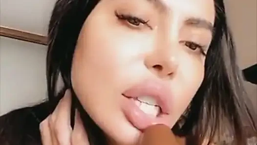 Dildo oral seks yapıyor ve profesyonel gibi biniyor