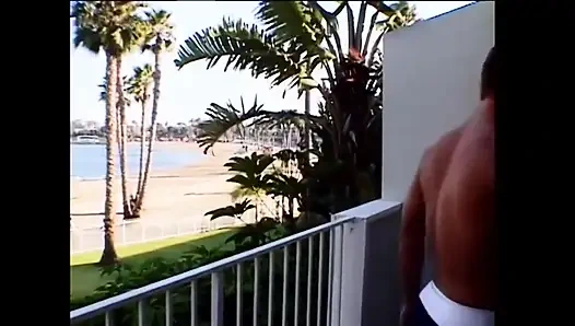 Sarışın orta yaşlı seksi kadın genç yarak için can atıyor