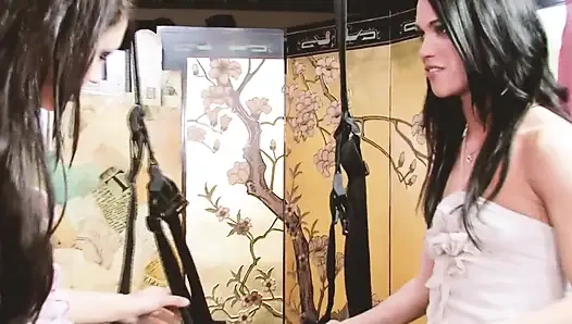 Hatunlar sahne 1_lesbian esmer çift takma yaraklarıyla birbirlerini sikiyor