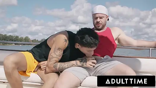 ADULT TIME - heteroseksüel arkadaşlar Marcus Mcneil ve Angel Elias hayal kırıklığı yaratan tekne gününü sert sikişe dönüştürüyor