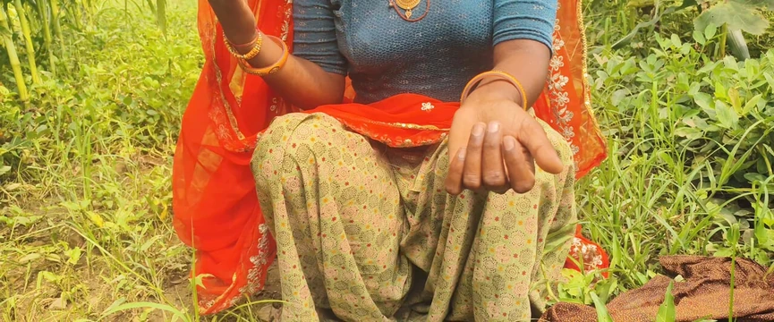 Sonam's pussy was drained in the fields