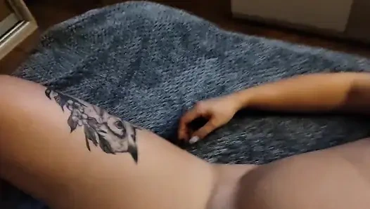 Karşılıklı mastürbasyon ve ıslak amcık yüksek sesle inleyen orgazma kadar parmaklıyor