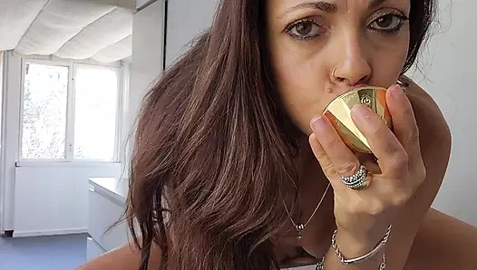 Идеальная милфа мастурбирует и получает много взрывоопасных оргазмов, когда сосед наблюдает