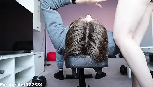 Baskın kız eğitimin ortasında yüzüme oturmayı seviyor