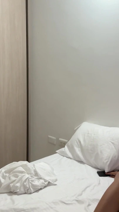 Üvey erkek kardeş, küçük üvey kız kardeşinin erkek arkadaşına seksi videolar gönderdiğini keşfediyor ve sırrı saklama karşılığında onu sert sikiyor. | Klip 1
